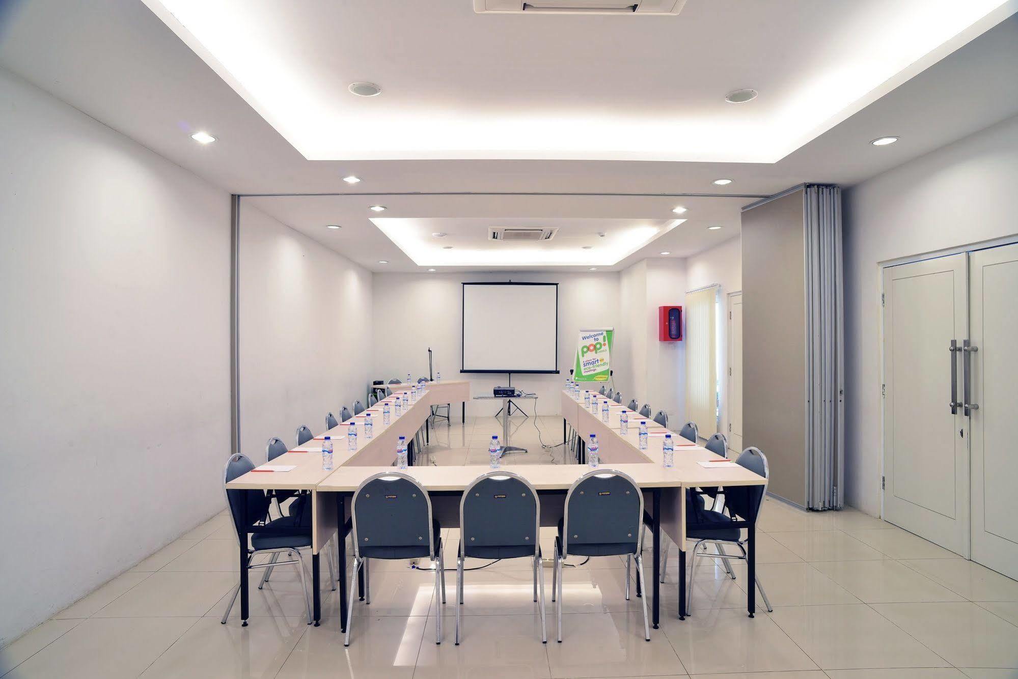 POP! Hotel Tebet Jakarta Exterior foto